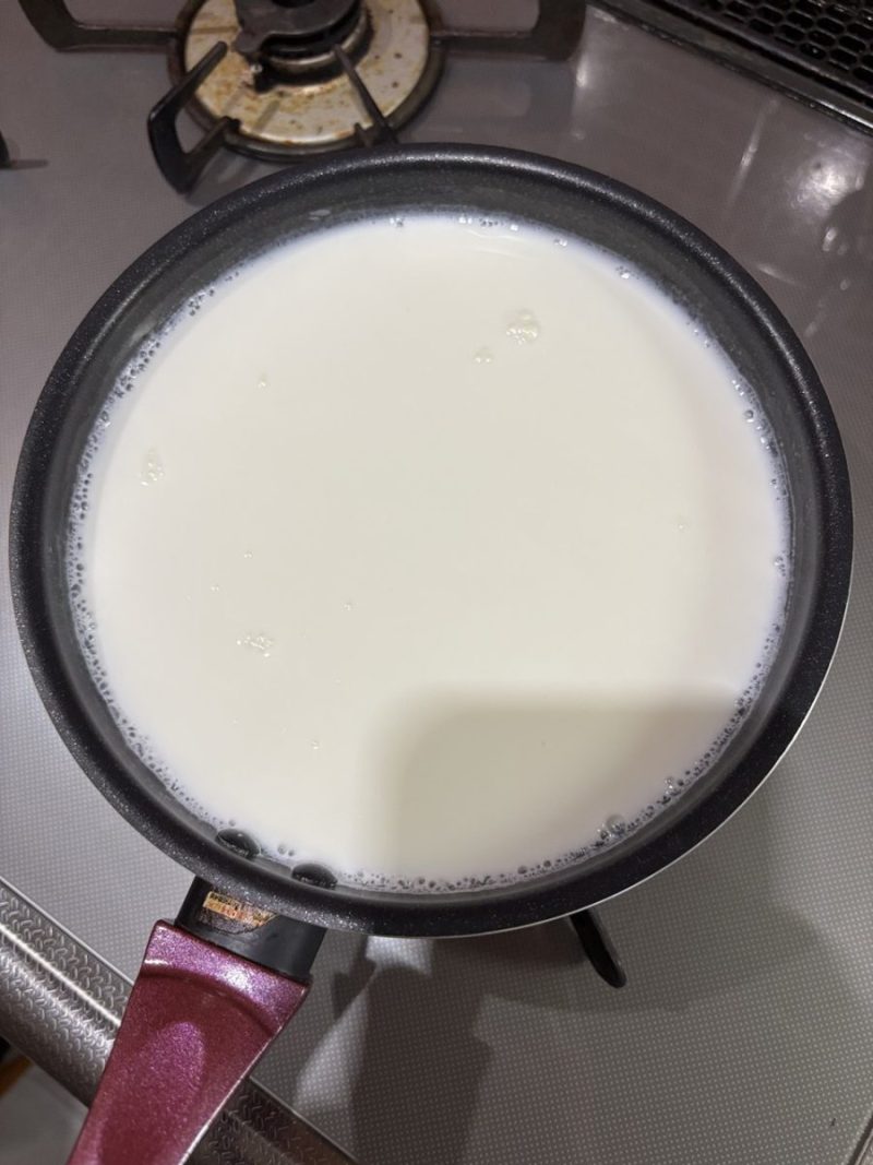 鍋に牛乳を入れる