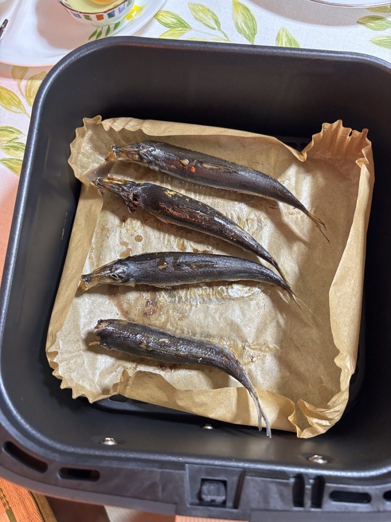 ノンフライヤーでウルメイワシ片側焼き上がり